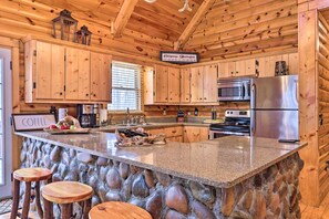 Fridge, microwave, oven, stovetop - Sleeping Bear Cabin-Coosawattee Resort-Fire Pit, Community Pools, 3 Smart TVs (Ellijay)