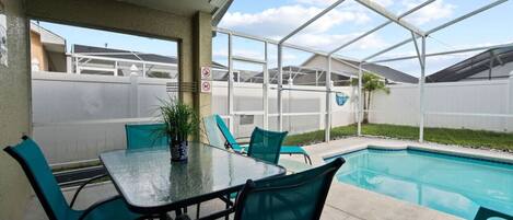 Een verwarmd zwembad