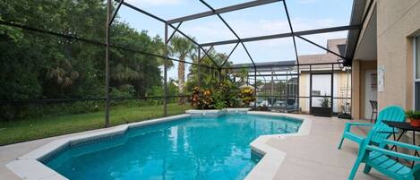 حمّام سباحة مُدفَّأ