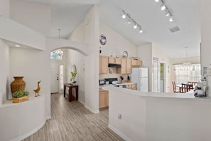 Køleskab, mikrobølgeovn, opvaskemaskine, kaffe-/temaskine