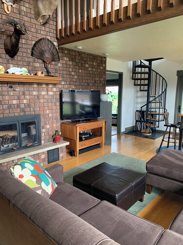 Our Thunder Moon Farm Stay- sleeps 7, framed by wildflowers. 4 miles to GB.