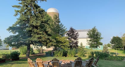 Our Thunder Moon Farm Stay- sleeps 7, framed by wildflowers. 4 miles to GB.