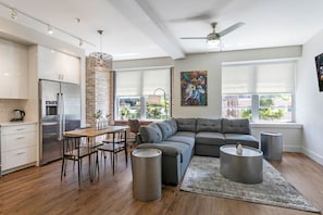 Una televisión, videojuegos, un futbolín