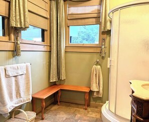 SĂšche-cheveux, serviettes fournies, papier toilette