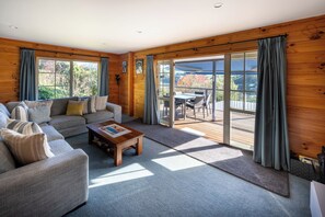TV, printers - Chemin Wonder - Akaroa Holiday Home (Akaroa)