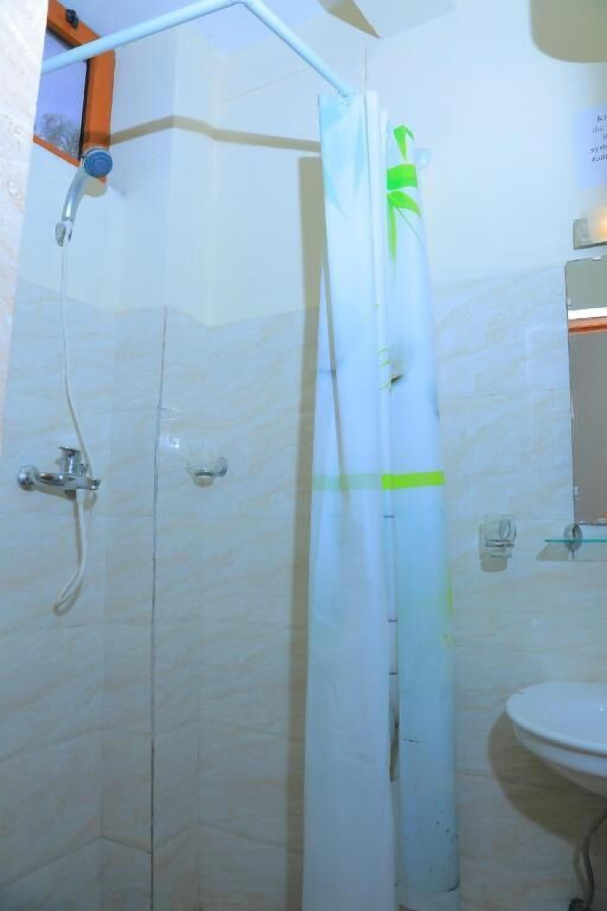 Habitación estándar doble | Baño | Ducha, zapatillas, toallas y jabón