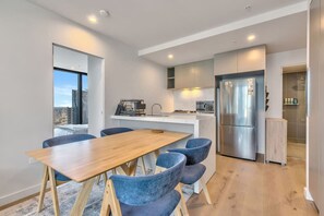 Dining - 3BR 2BA Chic Apt with Parking (Melbourne)