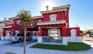 Exterior - Stunning 2-bedroom Villa in Mar Menor Golf Resort with heated, salt water pool. (Torre Pacheco)