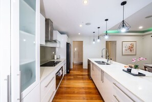 Geladeira, micro-ondas, fogão, cooktop