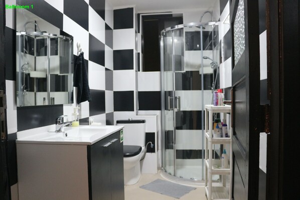 Habitación Deluxe doble, vistas a la ciudad | Baño | Ducha y cabezal de ducha tipo lluvia
