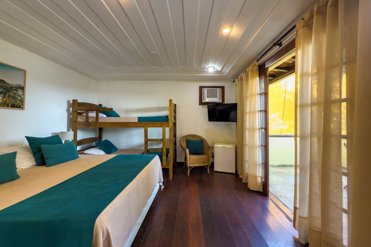 Vierbettzimmer, Meerblick | 1 Schlafzimmer, Minibar, Zimmersafe, kostenloses WLAN