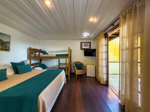 Vierbettzimmer, Meerblick | 1 Schlafzimmer, Minibar, Zimmersafe, kostenloses WLAN