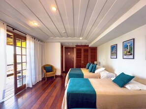 Suite, vista al mar (Quadruple) | 1 habitación, minibar, caja de seguridad en la habitación y wifi gratis 