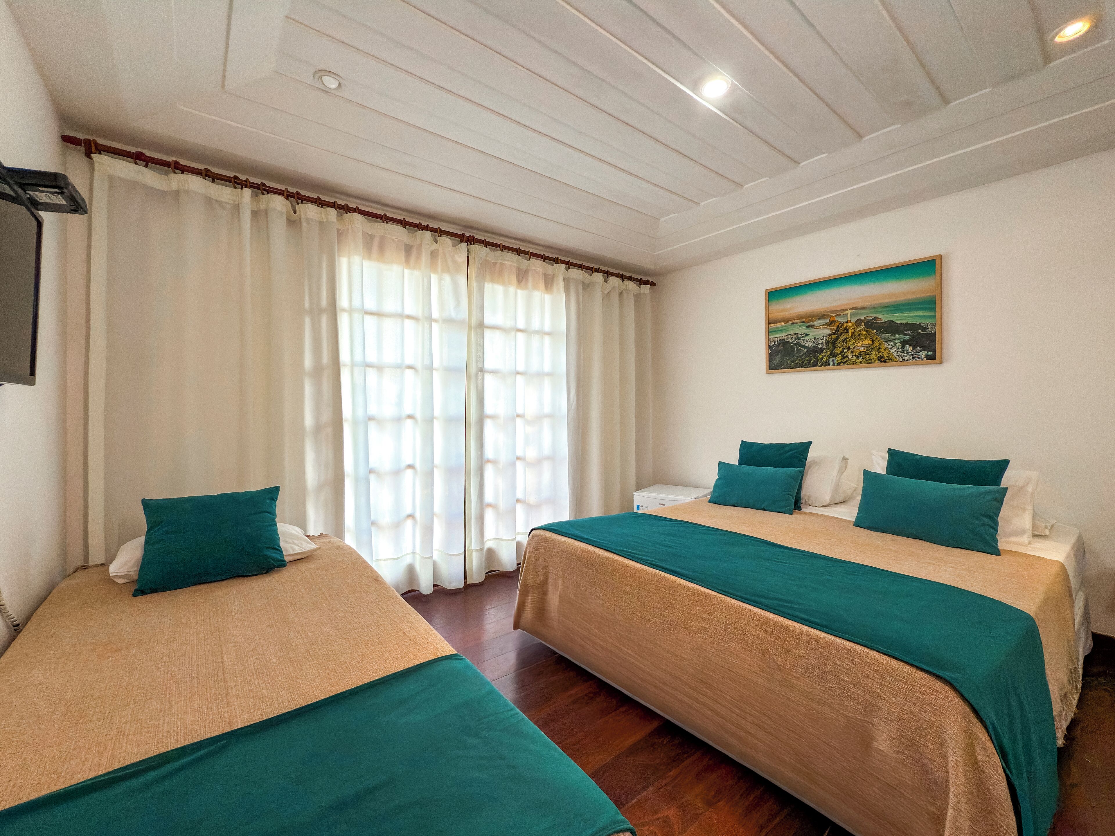 Minibar, coffres-forts dans les chambres, Wi-Fi gratuit, draps fournis