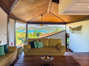 Télévision LED de 32 pouces avec chaînes par satellite