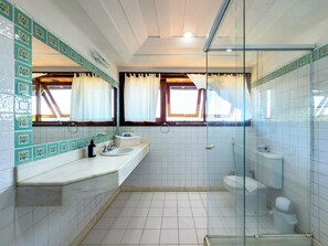 Suite, vista al mar (Quadruple) | Baño | Regadera, toallas, jabón, papel de baño 