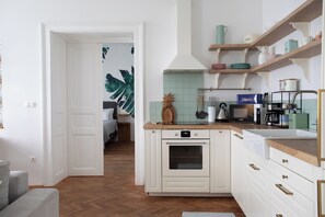 Kühlschrank, Mikrowelle, Ofen, Herdplatte