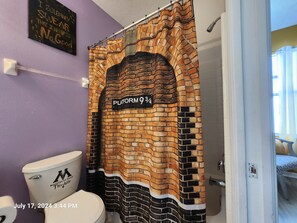 Douche, serviettes fournies, savon, papier toilette