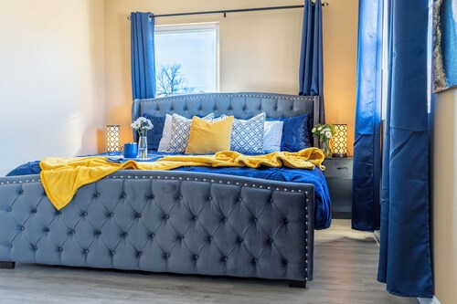 King bed/2 TVs/Private backyard/Fire table/Dogs welcome/Boat parking