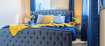 King bed/2 TVs/Private backyard/Fire table/Dogs welcome/Boat parking