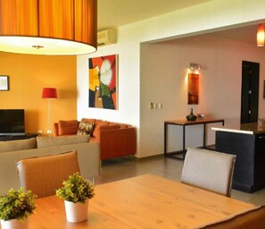 Luxury-Apartment, Küche, Strandnähe | Essbereich im Zimmer