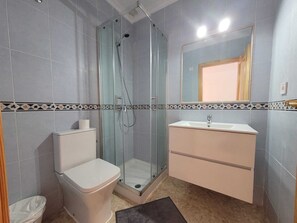 Dusche, Handtücher, Toilettenpapier