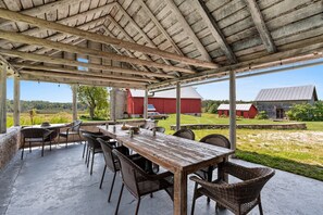 Outdoor dining - Rustic DC Farmhouse Retreat (Gibraltar)