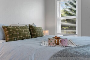 4 bedrooms, WiFi, bed sheets - Rustic DC Farmhouse Retreat (Gibraltar)