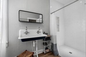 Hair dryer, towels - Rustic DC Farmhouse Retreat (Gibraltar)