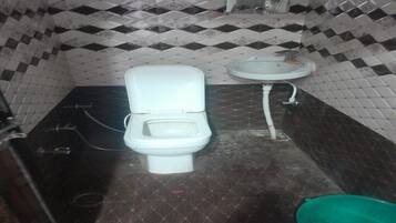 Dusche, Bidet, Handtücher, Seife