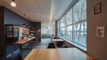 Daily continental breakfast (EUR 10 per person)