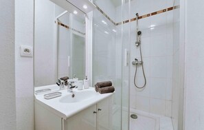 Produtos de toalete grátis, toalhas de banho, sabonete, shampoo