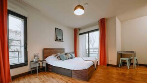 Une chambre à coucher avec un lit, un bureau et une chaise.