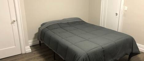3 bedrooms, desk