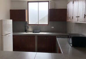 Refrigerador, microondas, parrilla de estufa y comedor