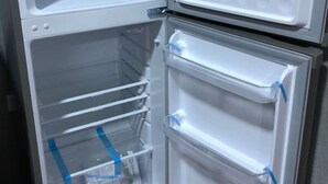Frigorifero bianco con ripiani interni e vano congelatore.