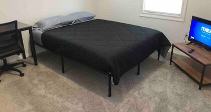 2-bed house, parking, near NYC train