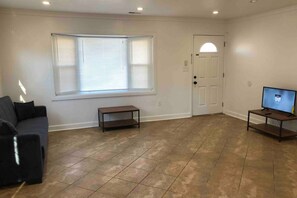 Living area - Private 2-bed house with free parking and 15-min walk to direct NYC Manhattan train (Woodbridge Township)