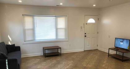 2-bed house, parking, near NYC train, MetLife Stadium FIFA World Cup 30 minutes