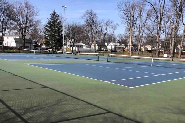 Sport court - Private 2-bed house with free parking and 15-min walk to direct NYC Manhattan train (Woodbridge Township)