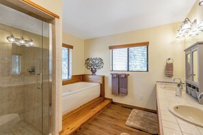 Douche, baignoire à jets, sèche-cheveux, serviettes fournies