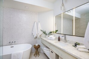 Douche, sèche-cheveux, serviettes fournies, savon