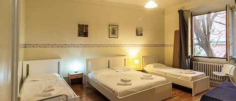 Vierbettzimmer, Gartenblick | Daunenbettdecken, Schreibtisch, schallisolierte Zimmer, kostenloses WLAN