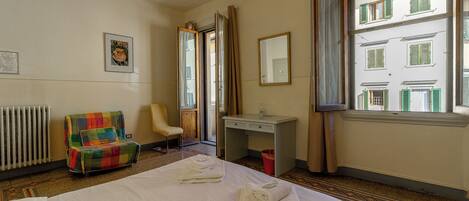 Habitación triple, balcón | Edredón, escritorio, insonorización y wifi gratis