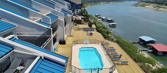 Lakeside Luxury Condo w/ Wake Surf Boat, Pool, Hot Tub, 35min From Austin