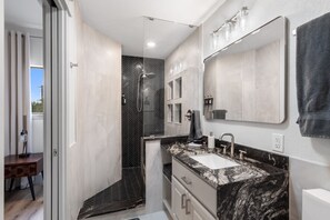Shower, eco-friendly toiletries, hair dryer, towels - Lakeside Luxury Condo w/ Wake Surf Boat, Pool, Hot Tub, 35min From Austin (Spicewood)