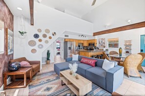 TV connectée, cheminée, livres