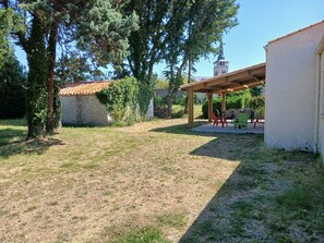 Outdoor dining - LARGE HOUSE ON ENCLOSED WOODED GROUNDS OF 1200M2. PETS ALLOWED (L'Île-d'Olonne)