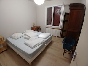 3 bedrooms, desk, iron/ironing board, free WiFi