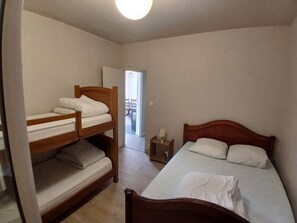 3 bedrooms, desk, iron/ironing board, free WiFi - LARGE HOUSE ON ENCLOSED WOODED GROUNDS OF 1200M2. PETS ALLOWED (L'Île-d'Olonne)